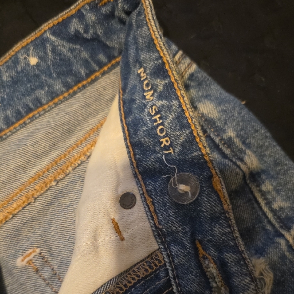 American Eagle Super Hi-Rise Dual Button Ripped Blue Jean Mom Shorts 00 - Picture 3 of 9